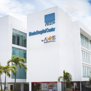 Edificio del Manta Hospital Center en Manta, Ecuador, donde el equipo de LifeBridge Medical & Surgical Services realizan sus procedimientos médicos y quirúrgicos.