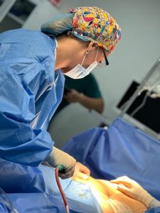 Dra. Miguely Alcántara realizando liposucción en quirófano del Manta Hospital Center junto al equipo Lifebridge Medical & Surgical Services