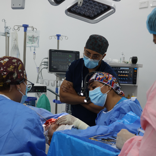 Dra. Katherine Hernández realizando rinoplastia ultrasónica en quirófano de Lifebridge Manta