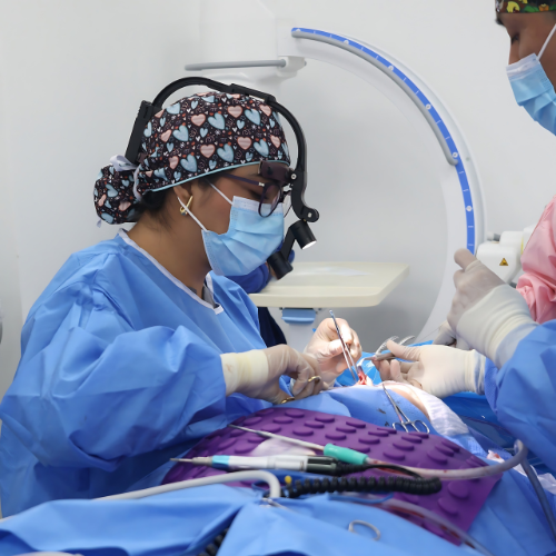 Dra. Katherine Hernández realizando una rinoplastia ultrasónica en quirófano del Manta Hospital Center junto al equipo Lifebridge Medical & Surgical Services