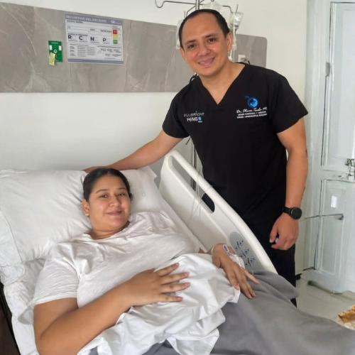 Dr. Oliver Toala con un paciente antes de una cirugía bariátrica en LifeBridge Medical and Surgical Services.